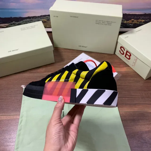 Off-White Sneakers Lifestyle Noir et Jaune Logo Flèche Rayé 4