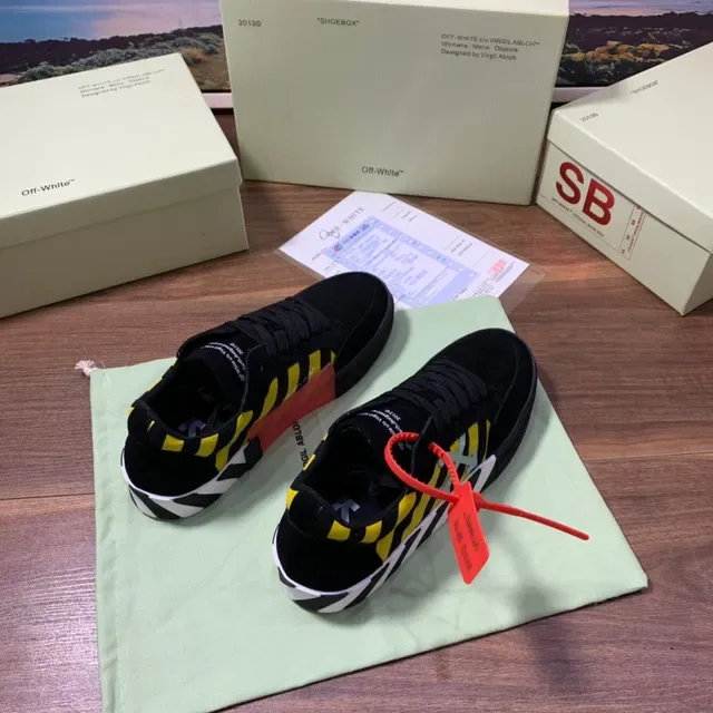 Off-White Sneakers Lifestyle Noir et Jaune Logo Flèche Rayé 5