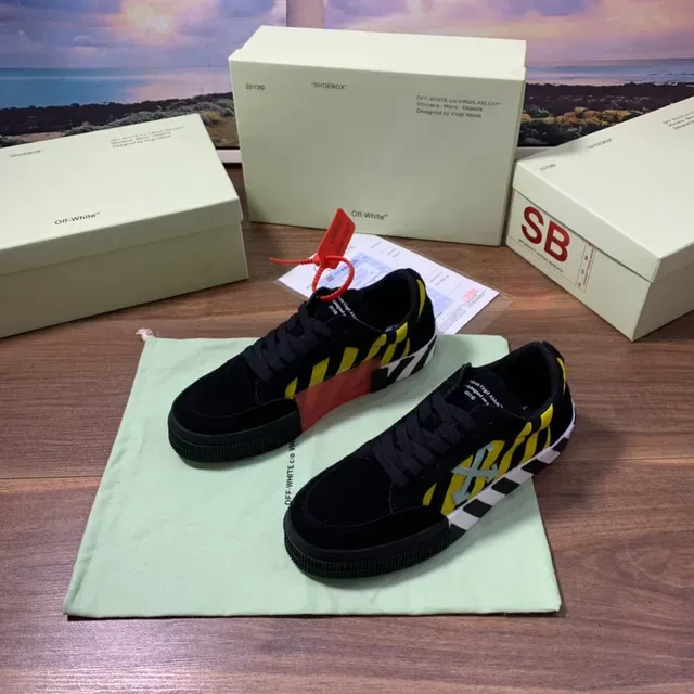 Off-White Sneakers Lifestyle Noir et Jaune Logo Flèche Rayé 7
