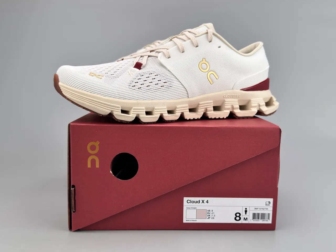 On beige borgoña ingenieril knit upper segmentado CloudTec mediasuela zapatillas 2
