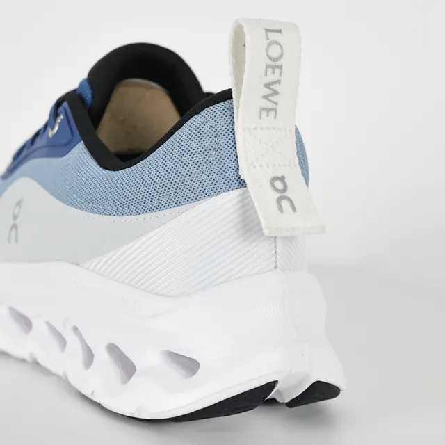 On Cloud Gris Bleu Semelle sculptée Maille et superposition synthétique Construction Chaussures lifestyle 4