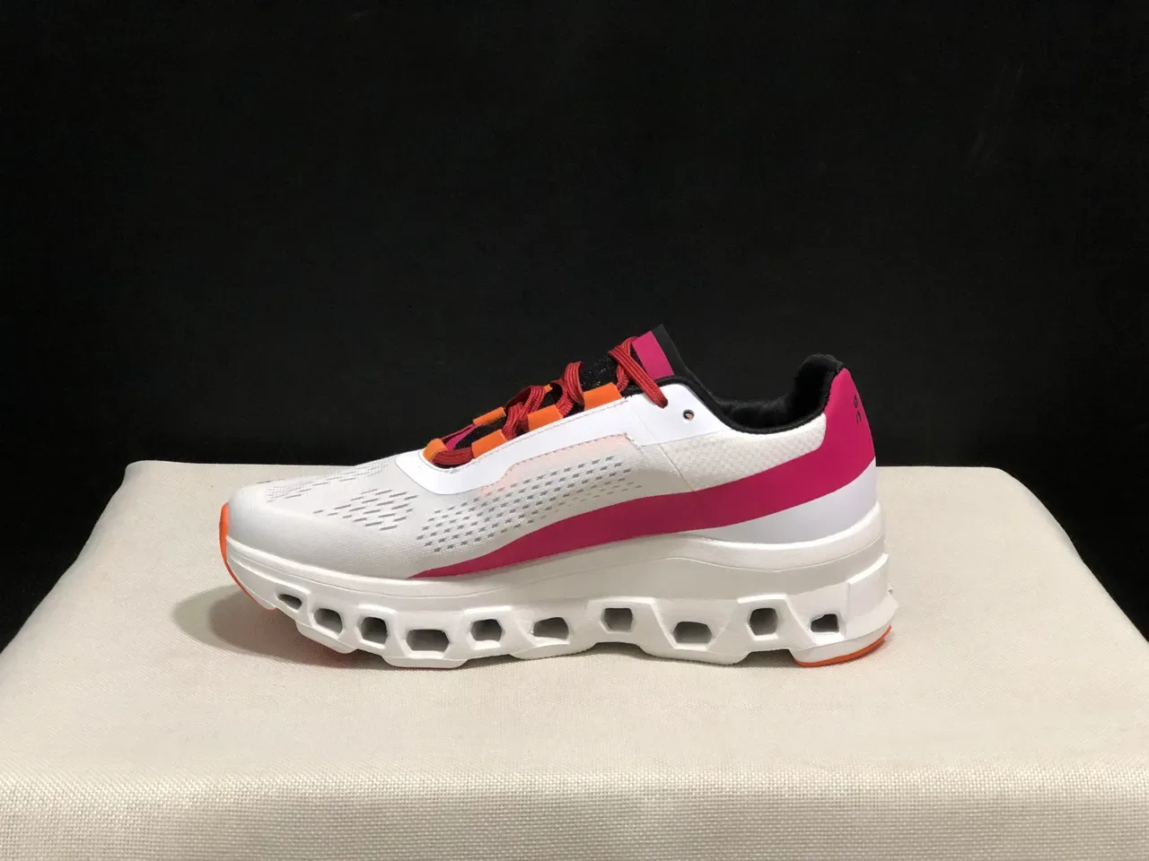 On Cloudmonster zapatillas running blancas rosadas naranjas 3