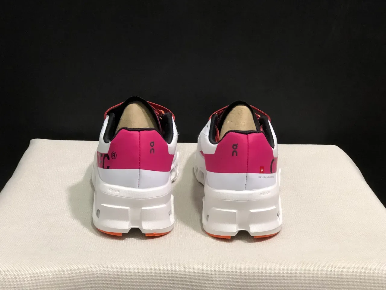 On Cloudmonster zapatillas running blancas rosadas naranjas 4
