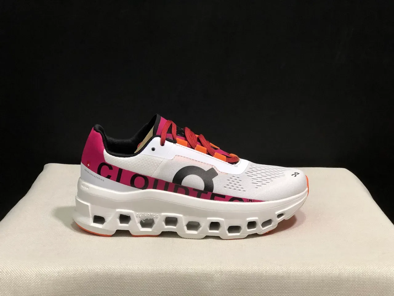On Cloudmonster zapatillas running blancas rosadas naranjas 5
