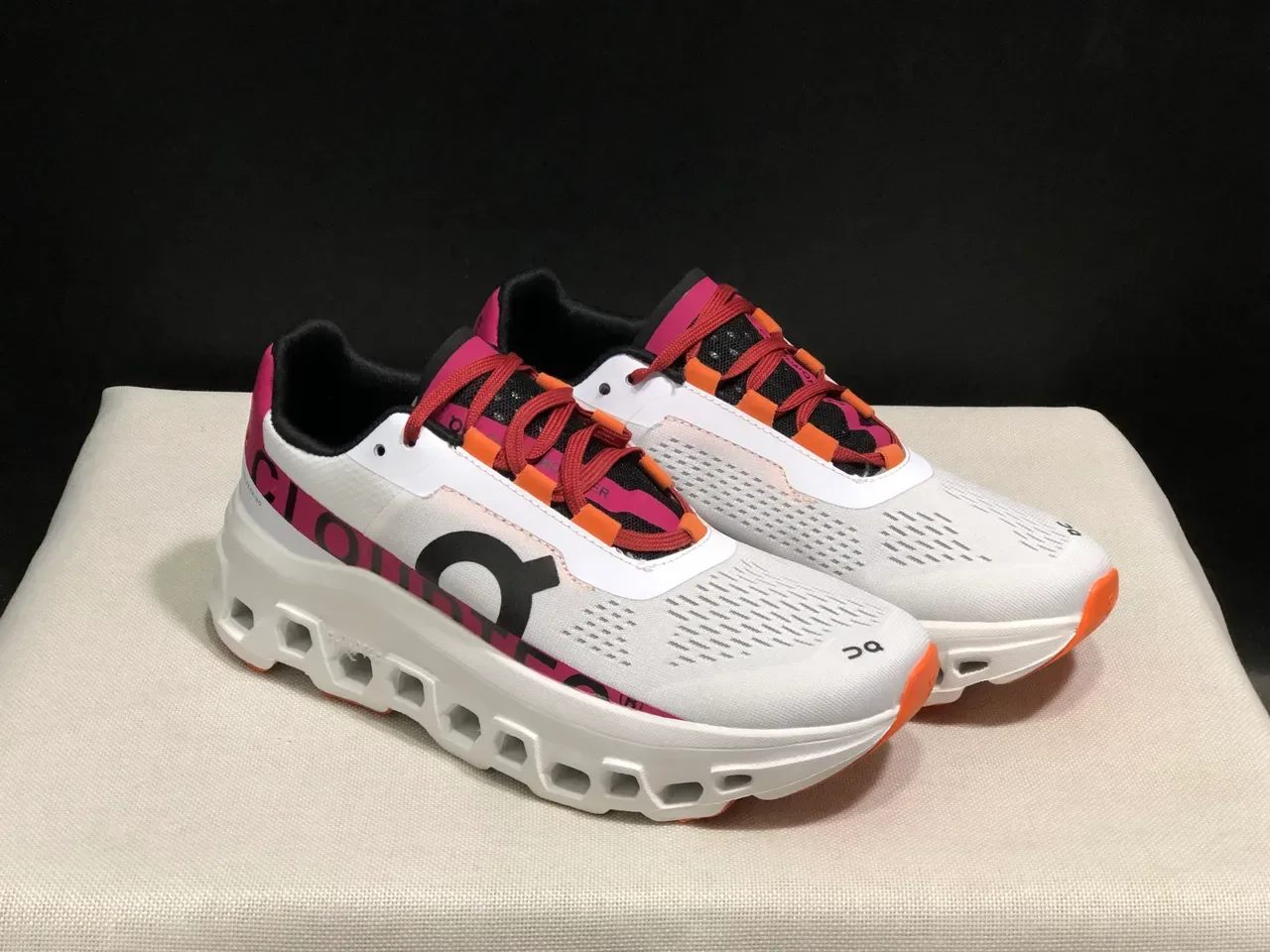 On Cloudmonster zapatillas running blancas rosadas naranjas 6