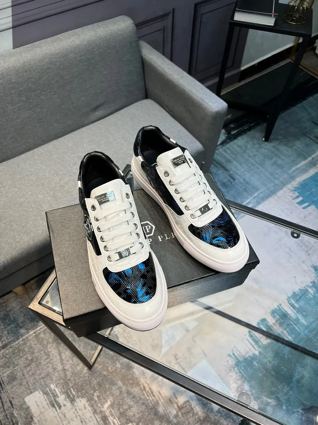 Philipp Plein شعار الدرع أبيض وأزرق قزحي أسود أحذية رياضية أسلوب الحياة 4