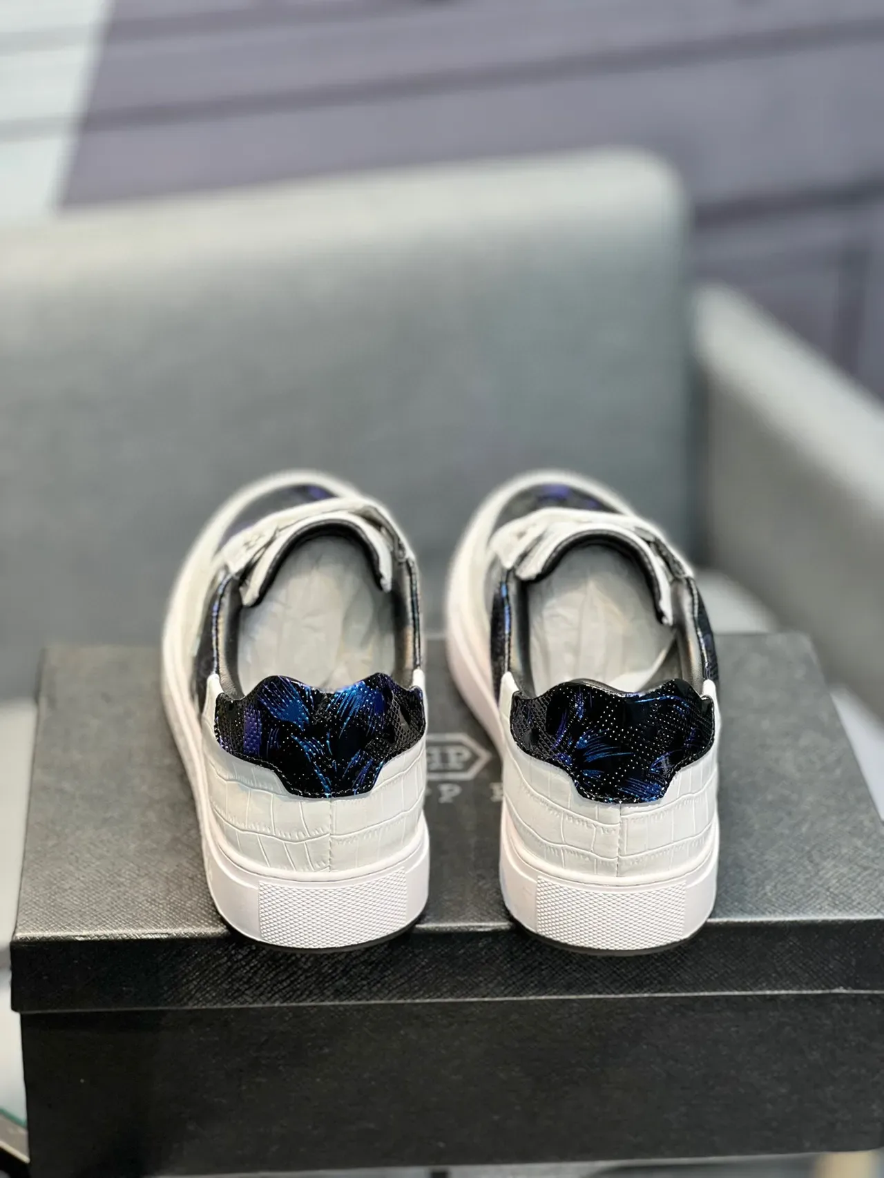 Philipp Plein شعار الدرع أبيض وأزرق قزحي أسود أحذية رياضية أسلوب الحياة 6