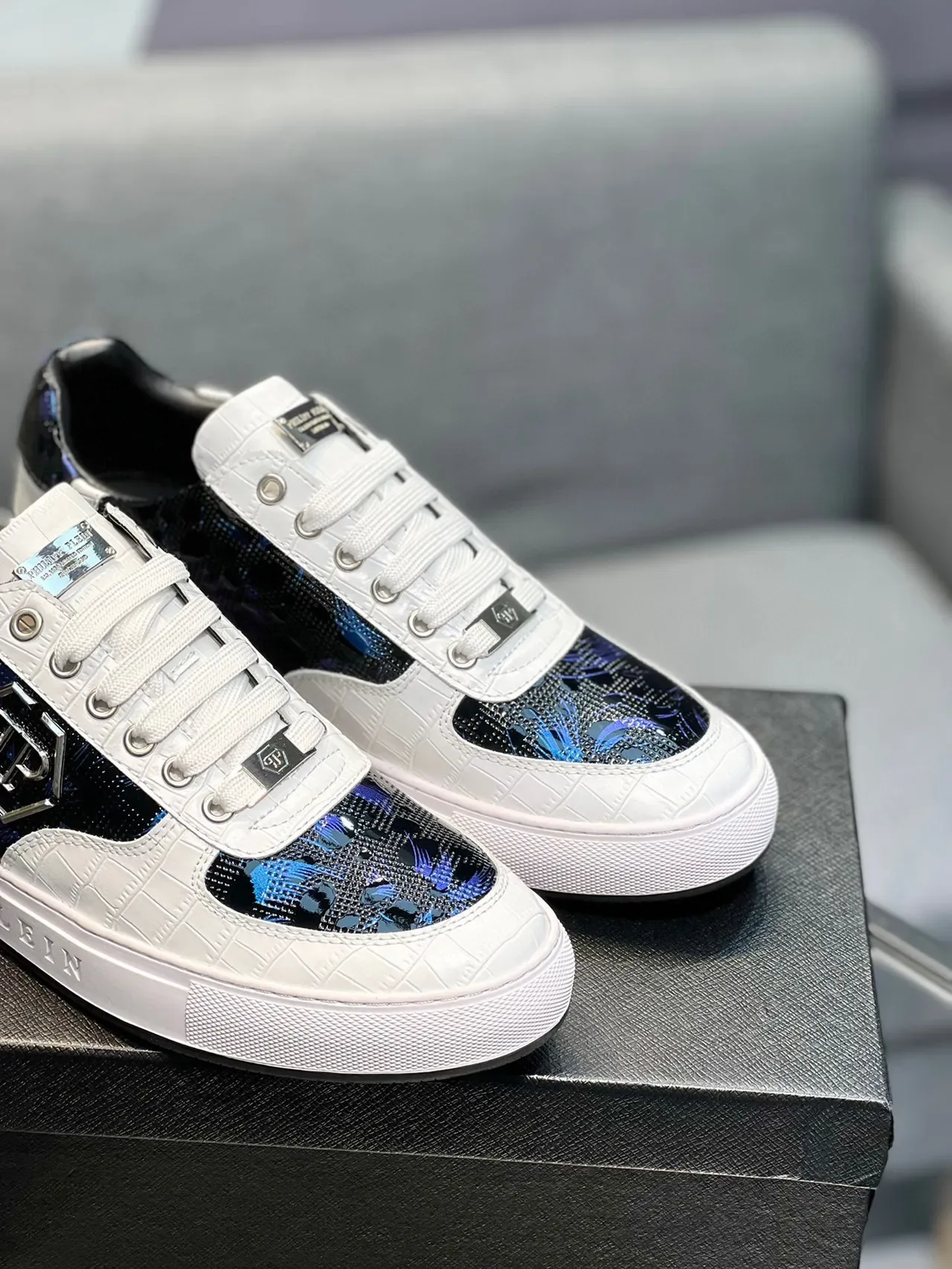 Philipp Plein شعار الدرع أبيض وأزرق قزحي أسود أحذية رياضية أسلوب الحياة 8