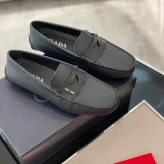 Prada Mocassins en Cuir Noir Penny Loafer avec Sangle