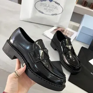 Prada حذاء جلد أسود مصقول كعب منصة سميك لوفر