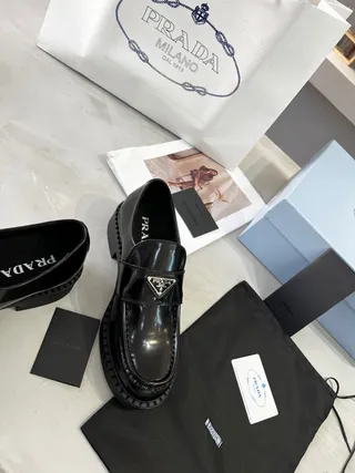 Prada حذاء جلد أسود مصقول كعب منصة سميك لوفر 2