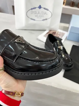 Prada حذاء جلد أسود مصقول كعب منصة سميك لوفر 3
