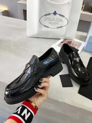 Prada حذاء جلد أسود مصقول كعب منصة سميك لوفر 4