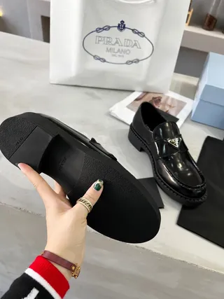 Prada حذاء جلد أسود مصقول كعب منصة سميك لوفر 5