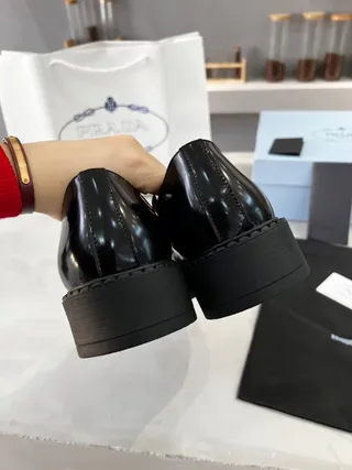 Prada حذاء جلد أسود مصقول كعب منصة سميك لوفر 6