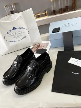 Prada حذاء جلد أسود مصقول كعب منصة سميك لوفر 7