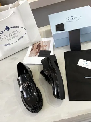 Prada حذاء جلد أسود مصقول كعب منصة سميك لوفر 8