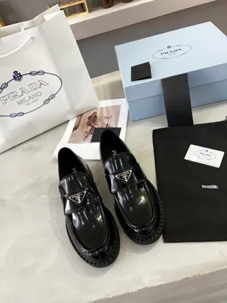 Prada حذاء جلد أسود مصقول كعب منصة سميك لوفر 9