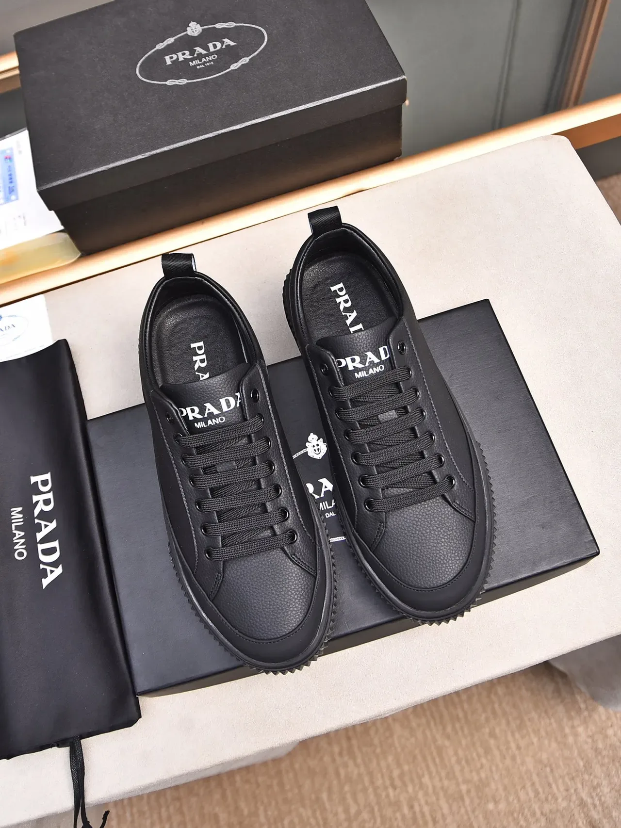 Prada Preto Vermelho Couro Granulado Superior Low-Top com Cadarços Lifestyle Sneakers 2