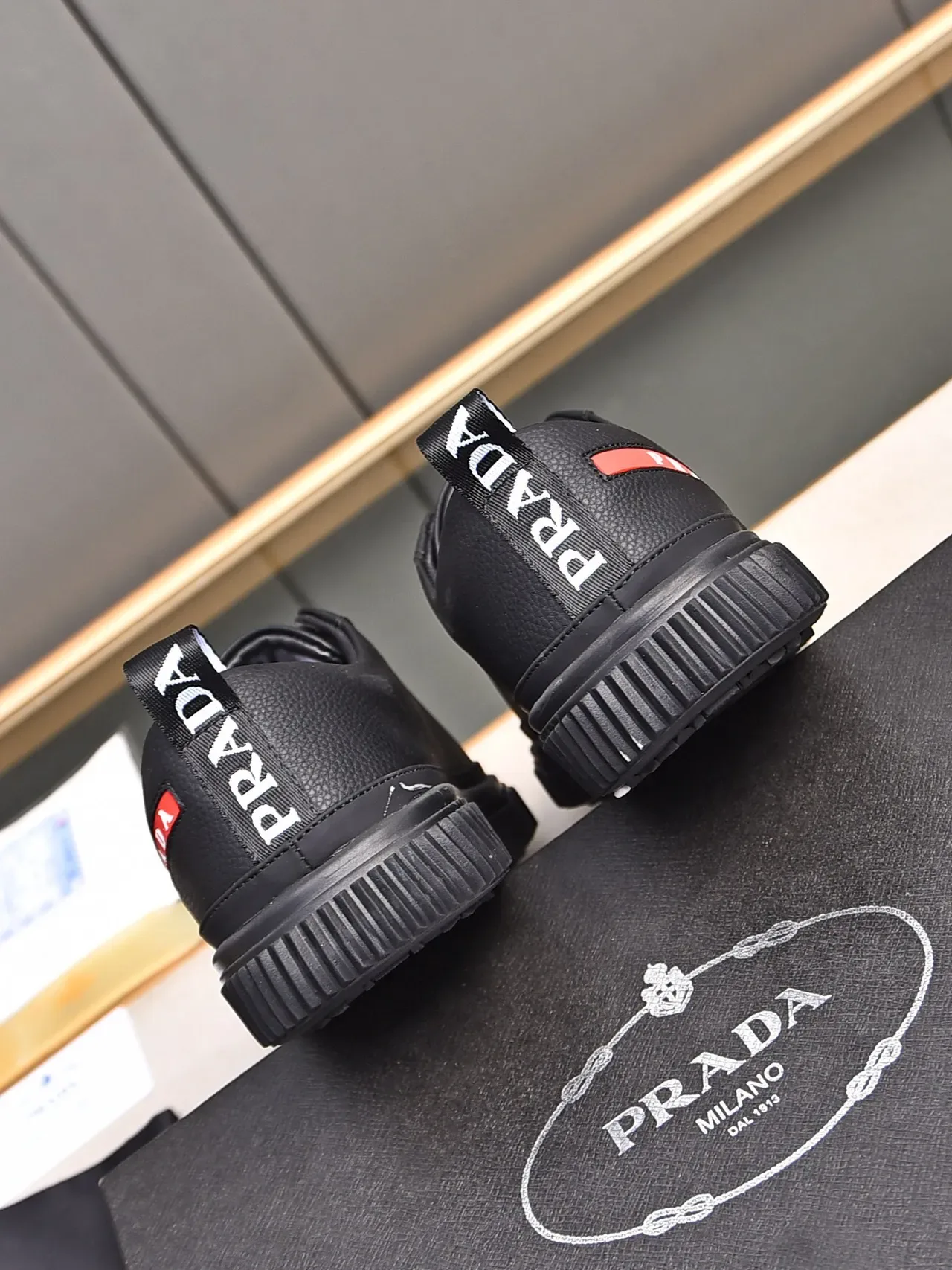 Prada Preto Vermelho Couro Granulado Superior Low-Top com Cadarços Lifestyle Sneakers 3