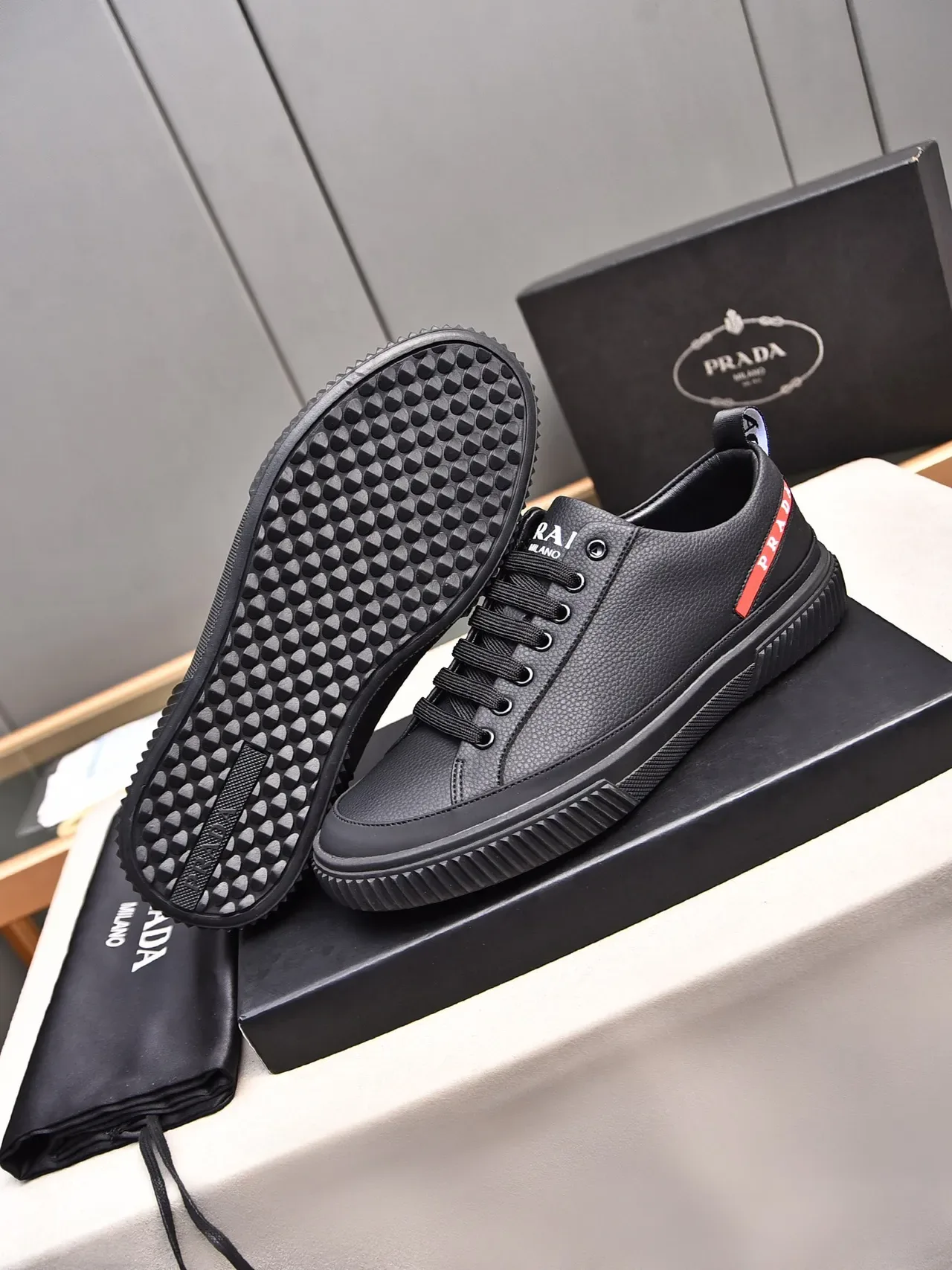 Prada Preto Vermelho Couro Granulado Superior Low-Top com Cadarços Lifestyle Sneakers 4