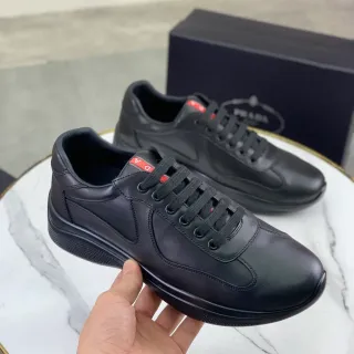 Prada Sneakers Lifestyle en Cuir Noir Rouge avec Coutures V-Panel