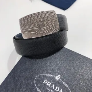 Prada काला चांदी ब्रश्ड मेटल बकल वुड-ग्रेन टेक्सचर लेदर बेल्ट