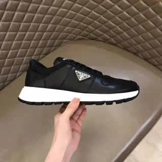 Prada Sneakers Lifestyle Noir et Blanc en Cuir avec Soles de Plateforme