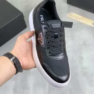 Prada काला और सफेद जाल और चमड़ा ऊपरी Cupsole लाइफस्टाइल स्नीकर