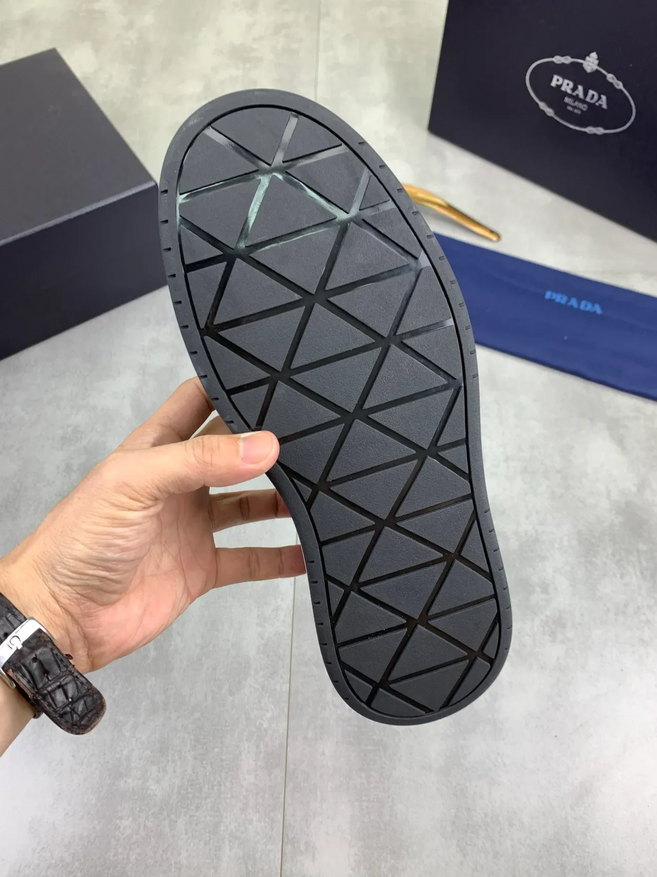 Prada Camurça E Couro Preto Branco Painel Logo Bordado Ouro Lifestyle Sneakers 3