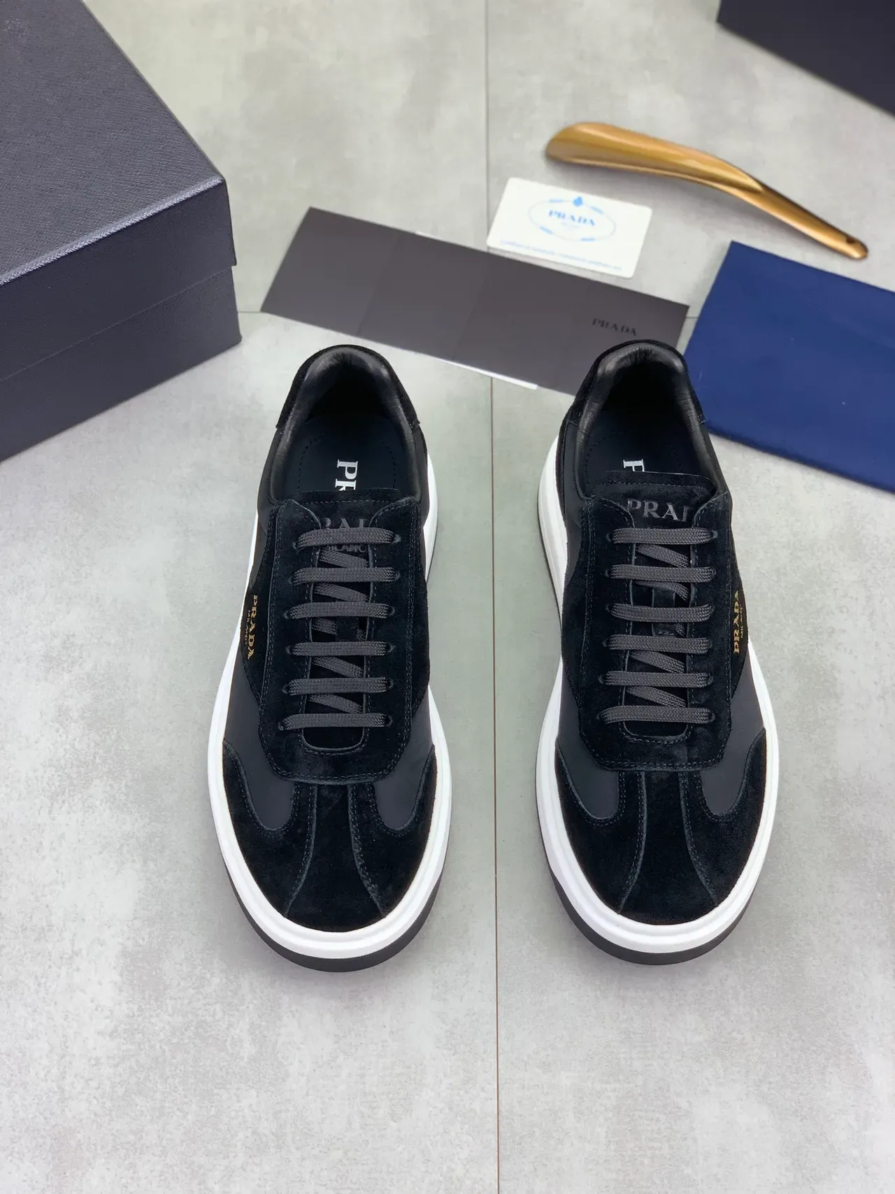 Prada Camurça E Couro Preto Branco Painel Logo Bordado Ouro Lifestyle Sneakers 4