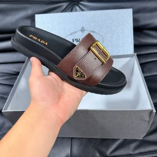 Prada भूरा चमड़े का बकल स्ट्रैप स्लिपर