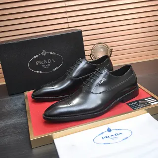 Prada ponta de gorra brogue completo sapatos Oxford preto