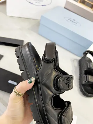 Prada Cloudbust काला क्विल्टेड स्ट्रैप्स मोटी लग सोल कैजुअल सैंडल्स 4