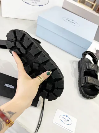 Prada Cloudbust काला क्विल्टेड स्ट्रैप्स मोटी लग सोल कैजुअल सैंडल्स 5
