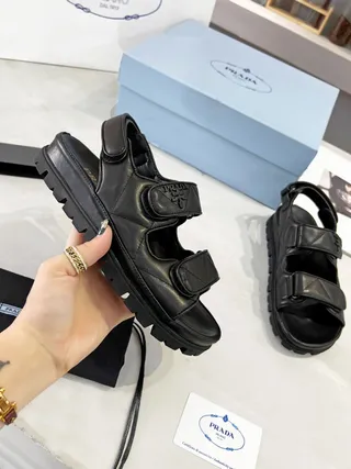 Prada Cloudbust काला क्विल्टेड स्ट्रैप्स मोटी लग सोल कैजुअल सैंडल्स 6
