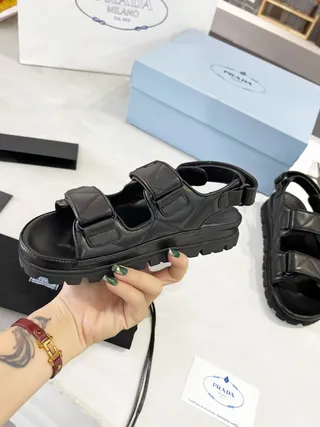 Prada Cloudbust काला क्विल्टेड स्ट्रैप्स मोटी लग सोल कैजुअल सैंडल्स 9