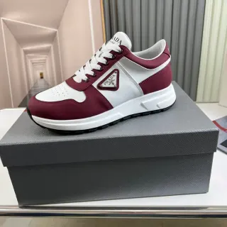 Prada Cloudbust बورजुंडी وأبيض حذاء رياضي نمط حياة