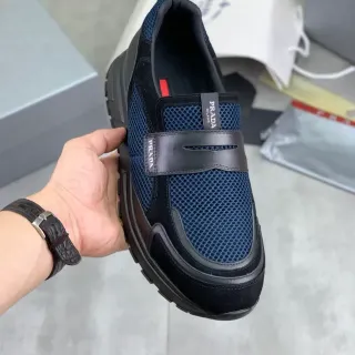 Prada Cloudbust নেভি ব্লু মেশ এবং ব্ল্যাক লেদার স্লিপ-অন লাইফস্টাইল স্নিকার্স