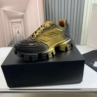 Prada Cloudbust Runner أحذية رياضية سوداء وذهبية كثيفة