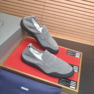 Prada Loafer Gris Noir en Daim avec Col Élastique