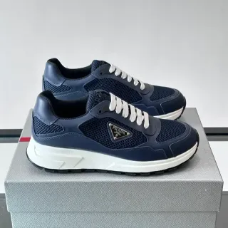 Prada Chaussures Lifestyle Bleu Marine Blanc Maille Et Cuir Construction De Panneaux Plaque Logo Métallique Triangulaire