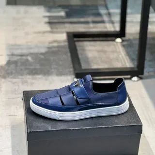 Prada Navy White Loafer Slip-On avec Sangle Élastique