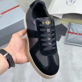 Prada zapatilla lifestyle de ante y cuero panelado negro