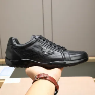 Prada حذاء جلد مثقب أسود كاجوال