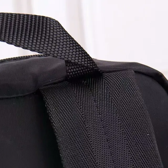 Prada Re-Edition حقيبة ظهر كاجوال أسود مطفية نيولون بناء هيكلية مستطيلة 3