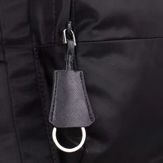 Prada Re-Edition حقيبة ظهر كاجوال أسود مطفية نيولون بناء هيكلية مستطيلة 4