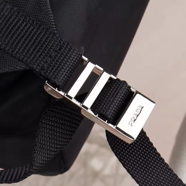 Prada Re-Edition حقيبة ظهر كاجوال أسود مطفية نيولون بناء هيكلية مستطيلة 5