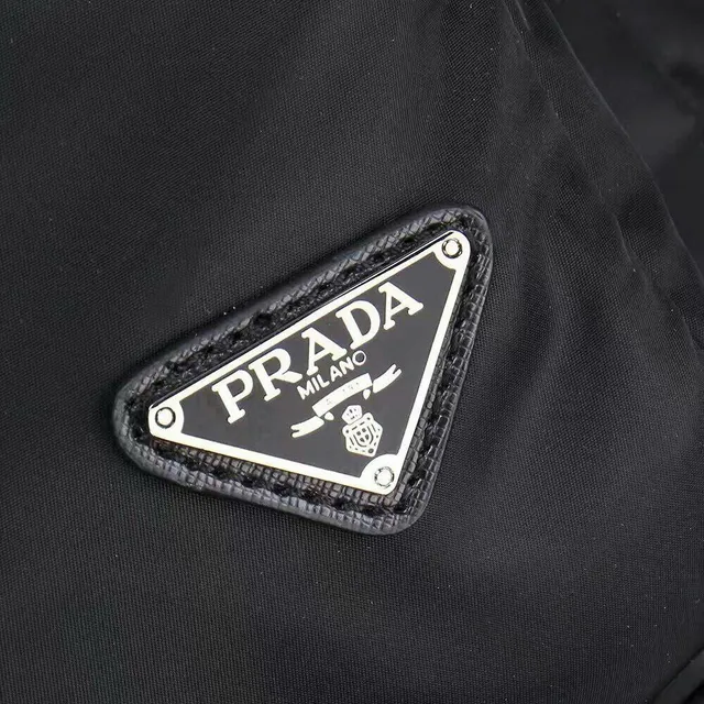 Prada Re-Edition حقيبة ظهر كاجوال أسود مطفية نيولون بناء هيكلية مستطيلة 6