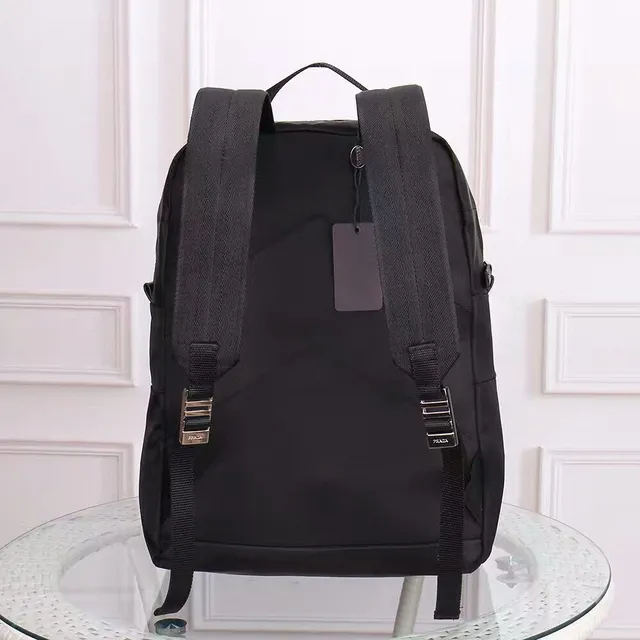 Prada Re-Edition حقيبة ظهر كاجوال أسود مطفية نيولون بناء هيكلية مستطيلة 7